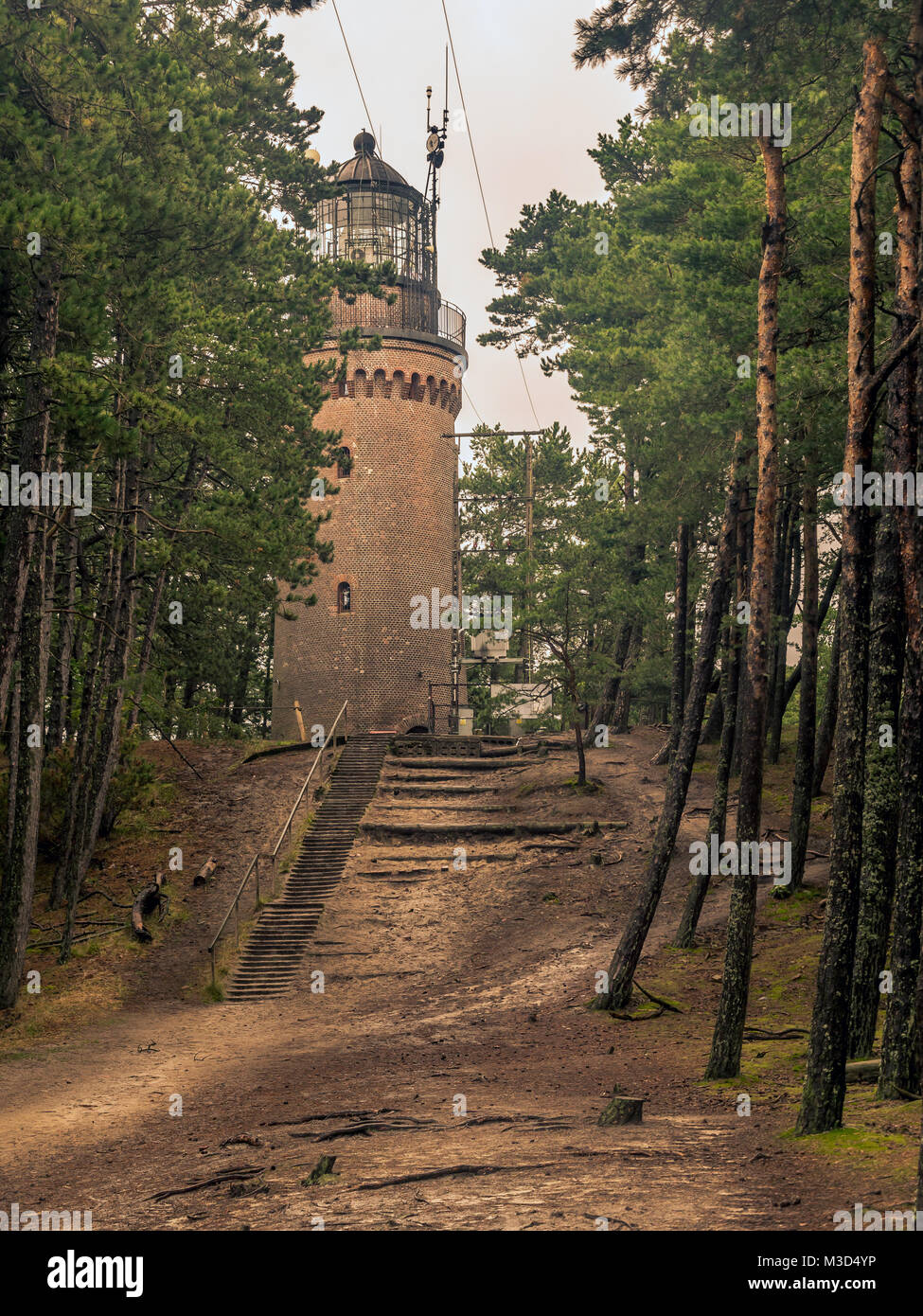 Le phare historique à Czolpino, situé dans le Parc National Slowinski, à la côte de la mer Baltique, Pologne Banque D'Images