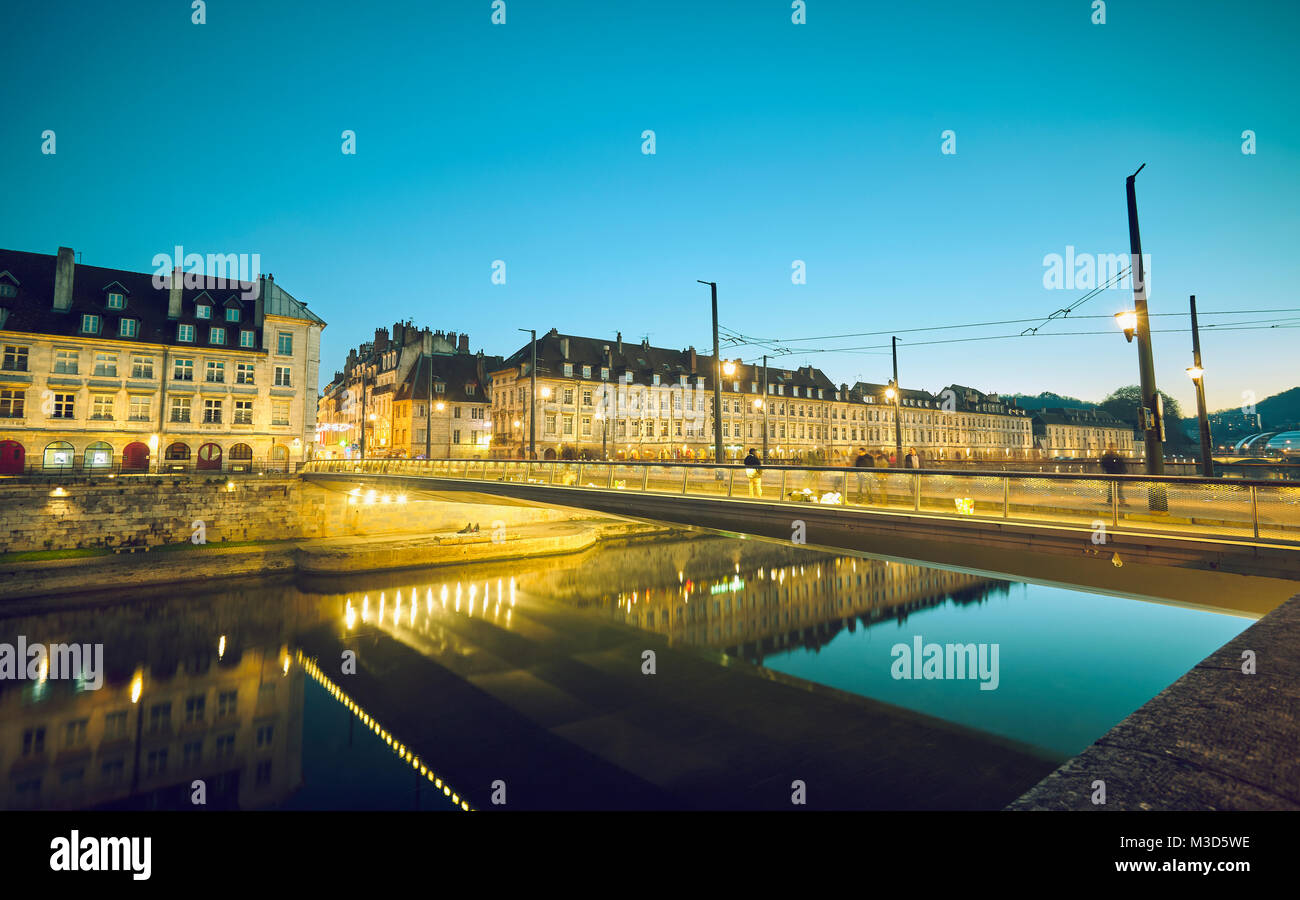 Quai Vauban et pont pont Battant reflétée dans le Doubs au pont Battant. Besançon. Le Doubs. Bourgogne-Franche-Comte. La France. Banque D'Images