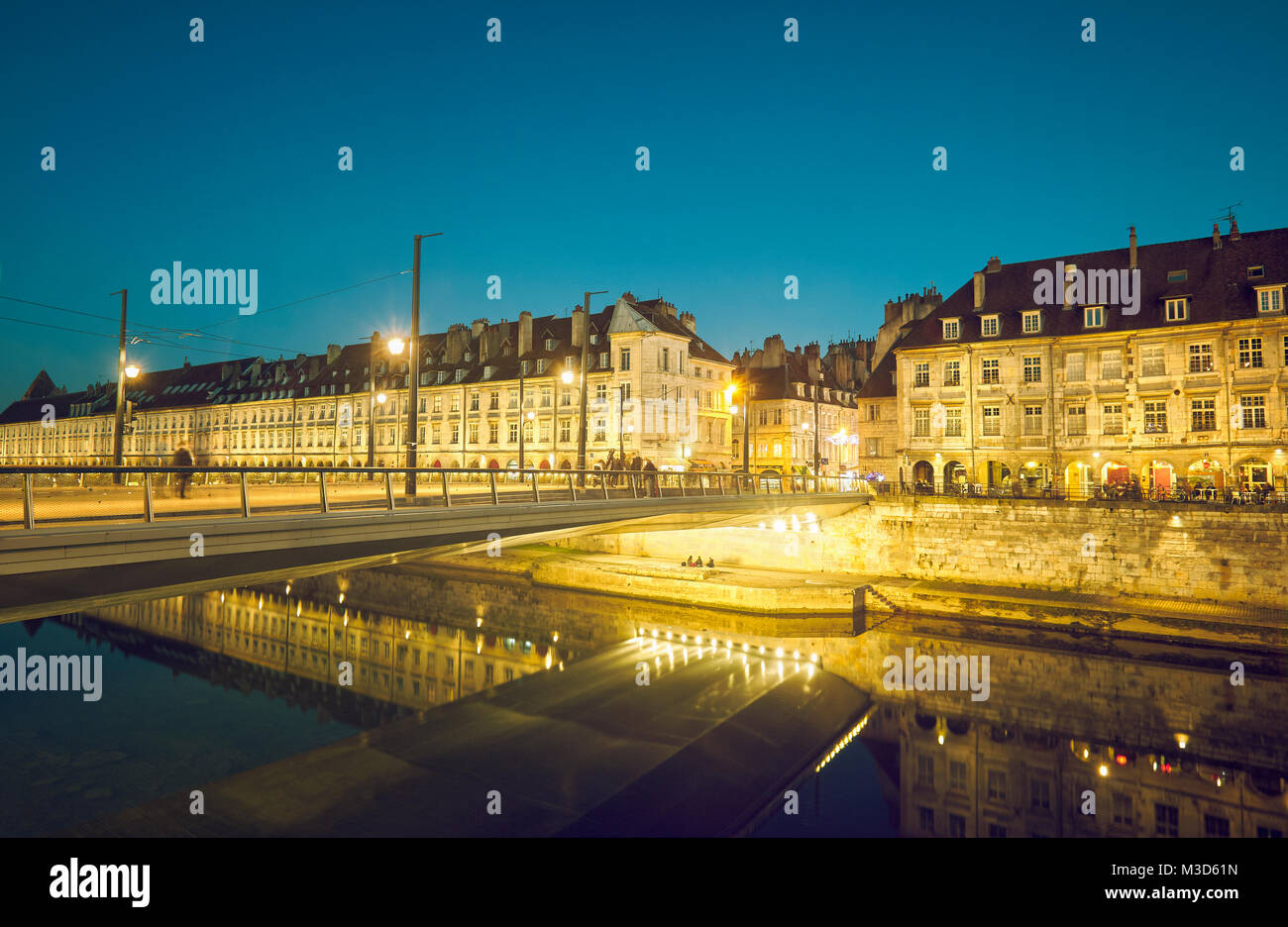 Quai Vauban et pont pont Battant reflétée dans le Doubs au pont Battant. Besançon. Le Doubs. Bourgogne-Franche-Comte. La France. Banque D'Images