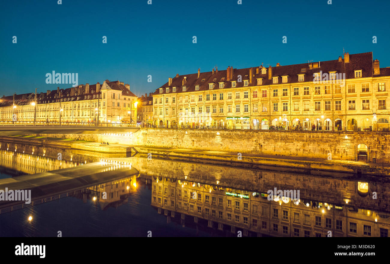 Quai Vauban et pont pont Battant reflétée dans le Doubs au pont Battant. Besançon. Le Doubs. Bourgogne-Franche-Comte. La France. Banque D'Images