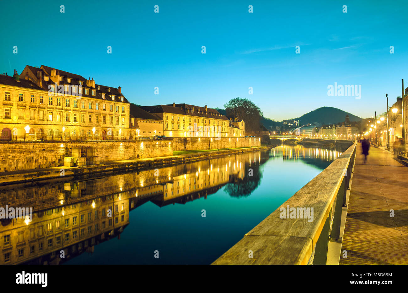 Quai Vauban et pont pont Battant reflétée dans le Doubs au pont Battant. Besançon. Le Doubs. Bourgogne-Franche-Comte. La France. Banque D'Images