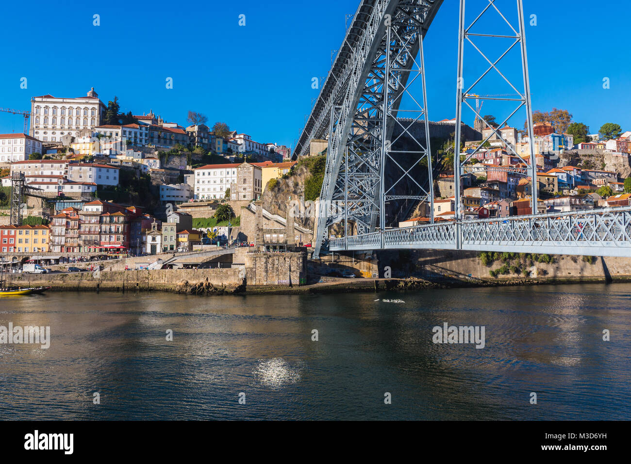 Dom Luis I Pont sur la rivière Douro entre Porto et Vila Nova de Gaia villes du Portugal. Palais épiscopal sur le côté gauche Banque D'Images
