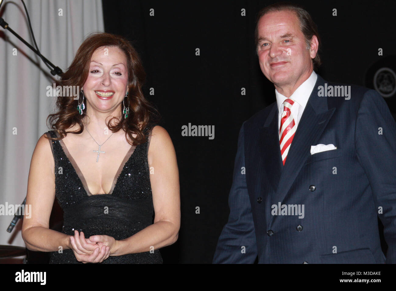 Vorweihnachtlicher Benefizabend Mit Vicky Leandros Zugunsten Ein Herz Fur Kinder Gut Basthorst 24 11 2010 Enno Freiherr Von Ruffin Vicky Leandros Versteigern Fuer Einen Guten Zwecvk Photo Stock Alamy