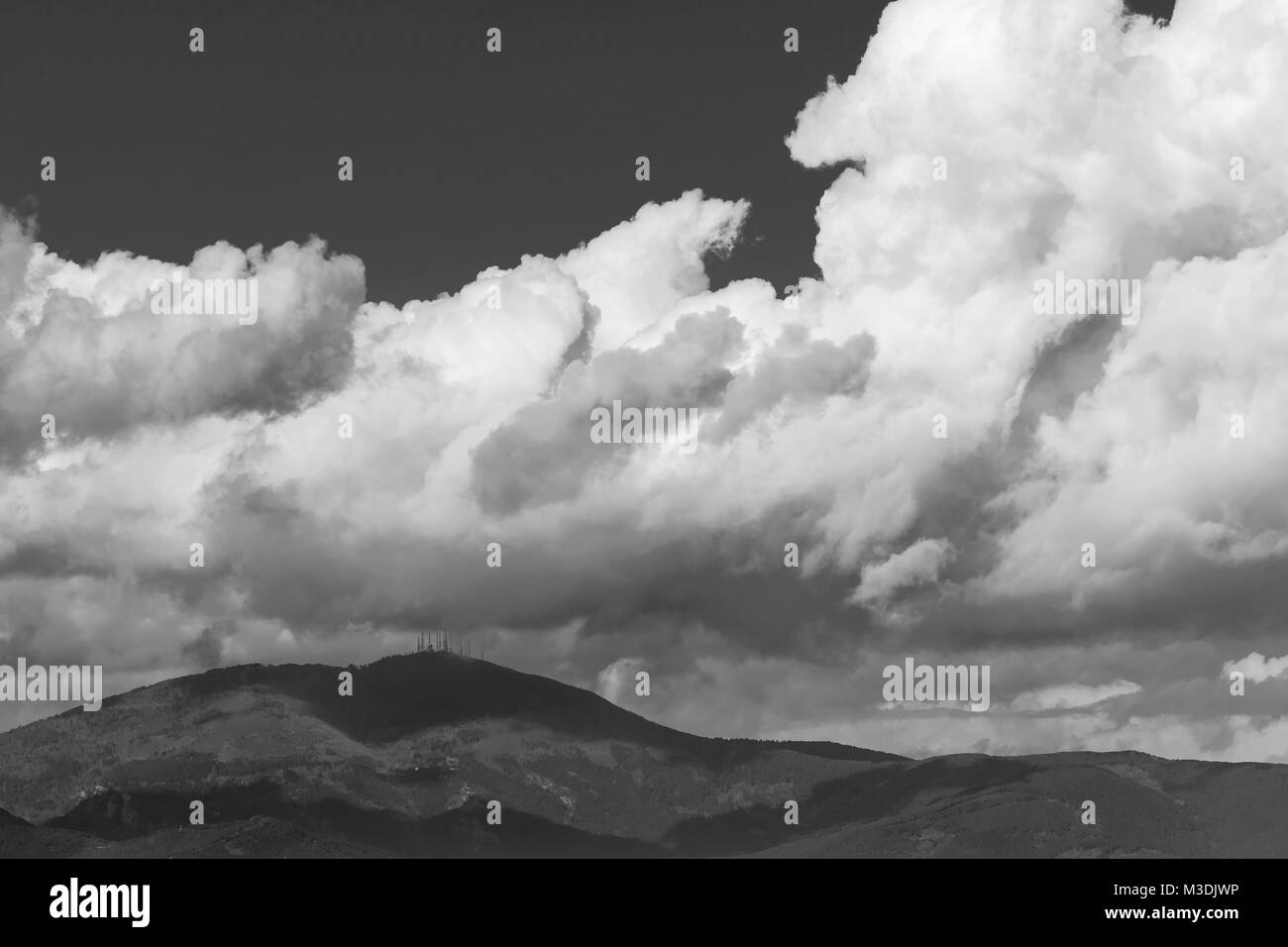 Vue aérienne en noir et blanc du Monte Serra avec un chapeau de nuages, Pise, Toscane, Italie Banque D'Images