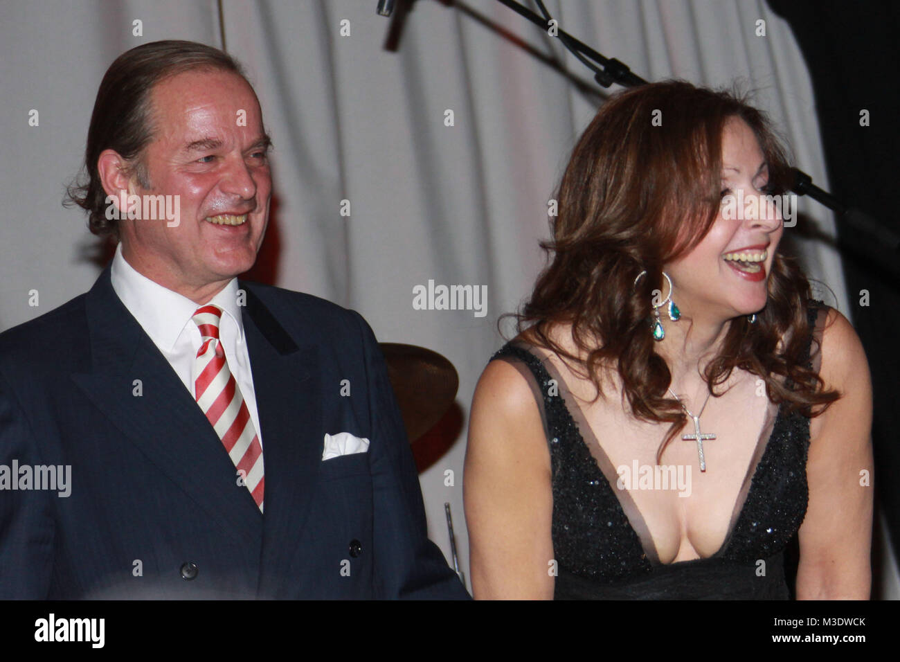 Vorweihnachtlicher Benefizabend Mit Vicky Leandros Zugunsten Ein Herz Fur Kinder Gut Basthorst 24 11 2010 Enno Freiherr Von Ruffin Vicky Leandros Versteigern Fuer Einen Guten Zwecvk Photo Stock Alamy