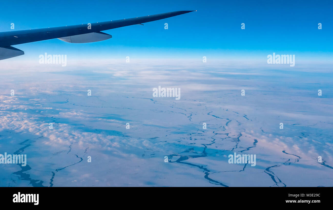 Vue aérienne du lac gelé sur l'Artic Banque D'Images