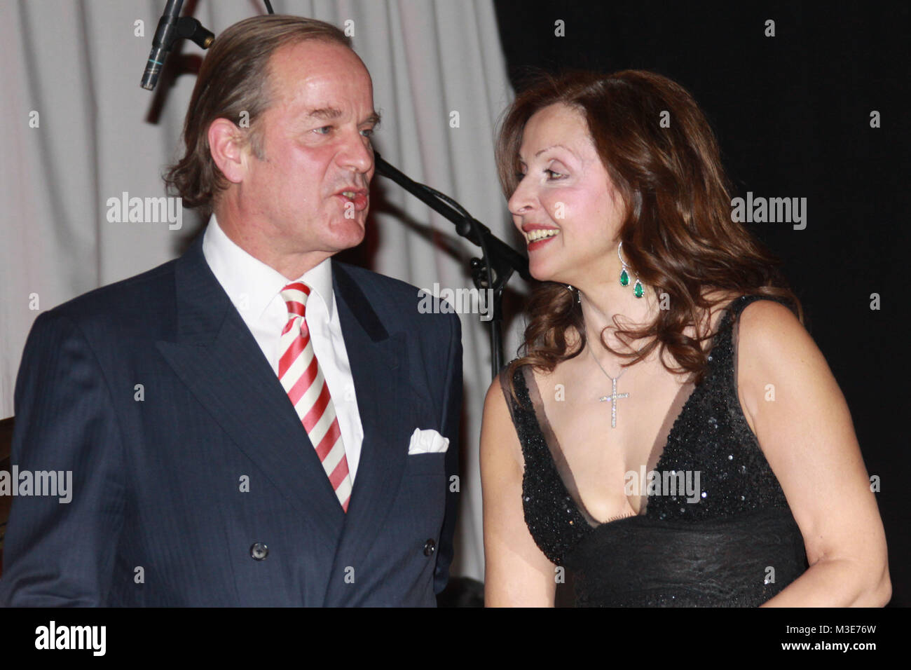 Vorweihnachtlicher Benefizabend Mit Vicky Leandros Zugunsten Ein Herz Fur Kinder Gut Basthorst 24 11 2010 Enno Freiherr Von Ruffin Vicky Leandros Versteigern Fuer Einen Guten Zwecvk Photo Stock Alamy