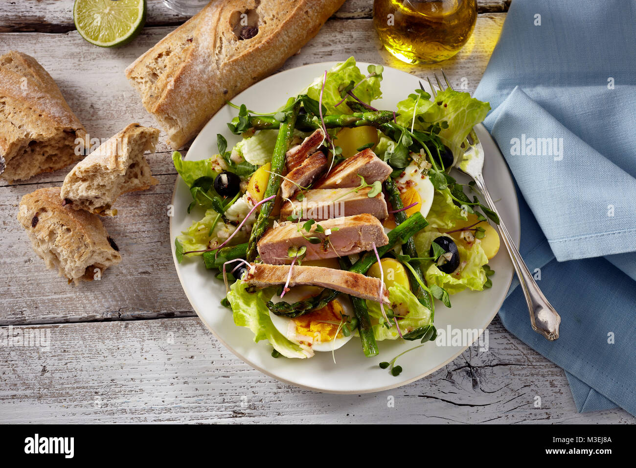 Thon salade printanière œufs durs asperges salade de laitue Banque D'Images