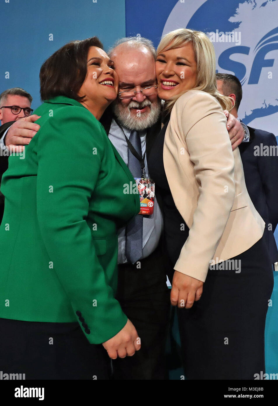 Son groupe est le président nouvellement élu, Mary Lou McDonald (à gauche) et vice-présidente Michelle O'Neill sont embrassé par Francie Molloy député à l'occasion de la conférence spéciale du parti au RDS à Dublin. Banque D'Images