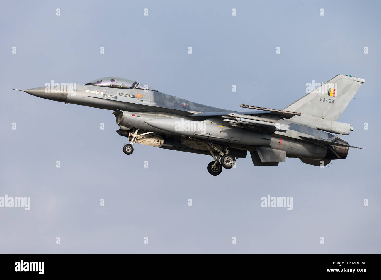 Un avion de chasse F-16 de la Force Aérienne Belge est prêt à atterrir sur la base aérienne de Kleine Brogel en Belgique. Banque D'Images