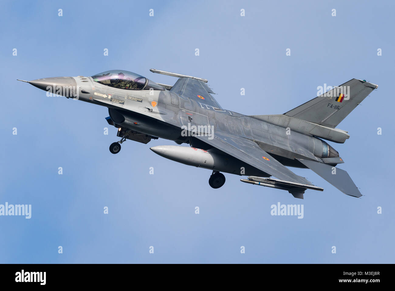 Un avion de chasse F-16 de la Force Aérienne Belge est prêt à atterrir sur la base aérienne de Kleine Brogel en Belgique. Banque D'Images