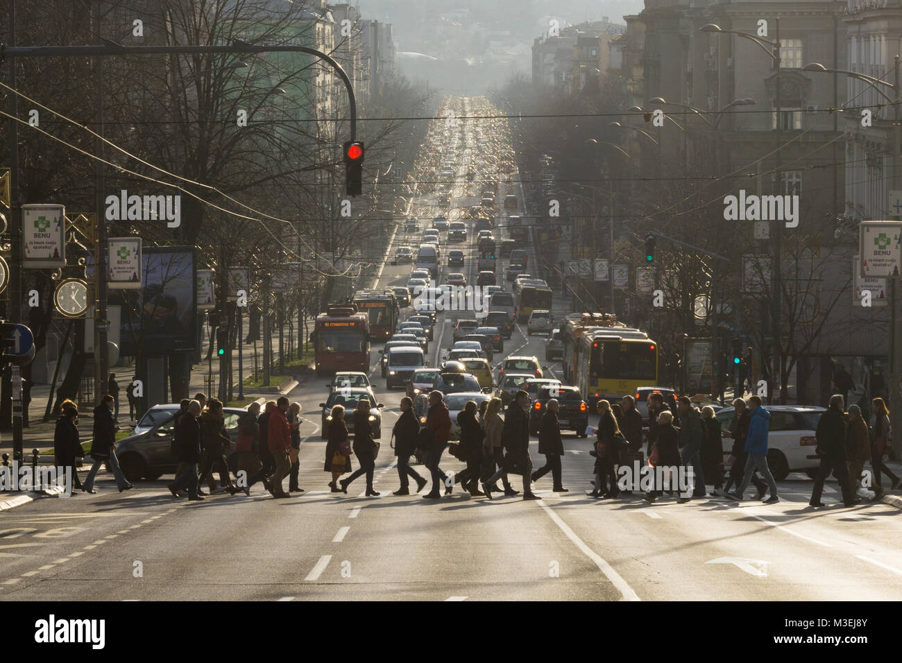 Les piétons qui traversent la rue Kneza Milosa à Belgrade, en Serbie. Banque D'Images
