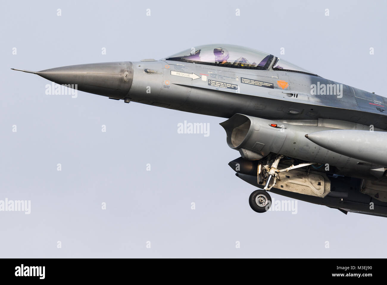 Un avion de chasse F-16 de la Force Aérienne Belge est prêt à atterrir sur la base aérienne de Kleine Brogel en Belgique. Banque D'Images