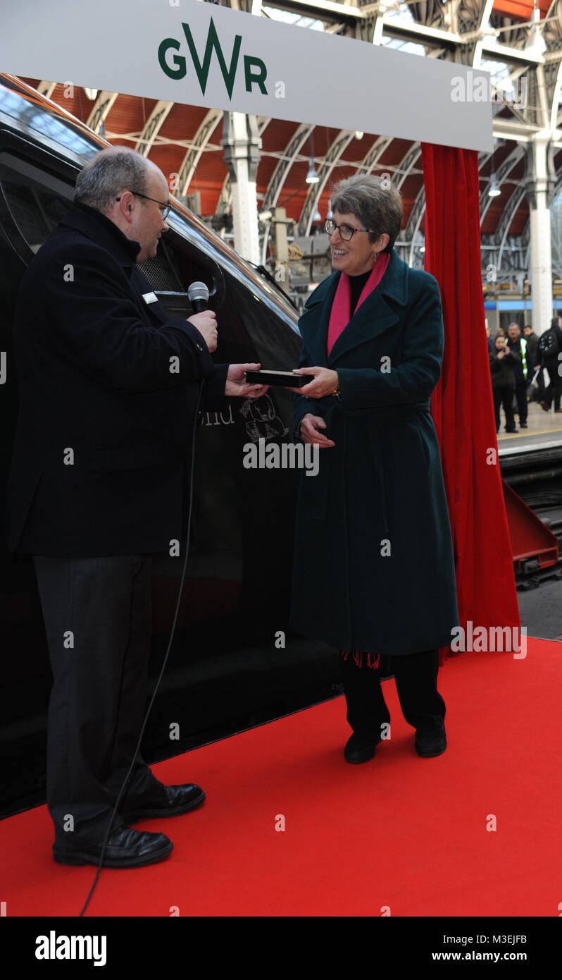 Le train, 800010, est dévoilée par sa fille Karen Jankel lors d'un événement spécial sur la plate-forme 1, London Paddington, près de l'endroit où l'ours Paddington première entre en scène dans le film de 2014 de l'auteur du célèbre la création. La femme de Michael, Sue Bond, et Mark Hopwood (Great Western Railway (Gérant) étaient également présents à la cérémonie, avec : Sue Bond, Mark Hopwood GWR MD Où : London, Royaume-Uni Quand : 10 Jan 2018 Credit : WENN.com Banque D'Images
