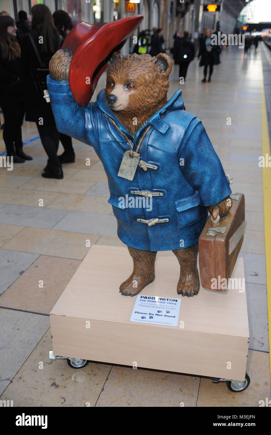 Le train, 800010, est dévoilée par sa fille Karen Jankel lors d'un événement spécial sur la plate-forme 1, London Paddington, près de l'endroit où l'ours Paddington première entre en scène dans le film de 2014 de l'auteur du célèbre la création. La femme de Michael, Sue Bond, et Mark Hopwood (Great Western Railway (Gérant) étaient également présents à la cérémonie, avec atmosphère : où : London, Royaume-Uni Quand : 10 Jan 2018 Credit : WENN.com Banque D'Images