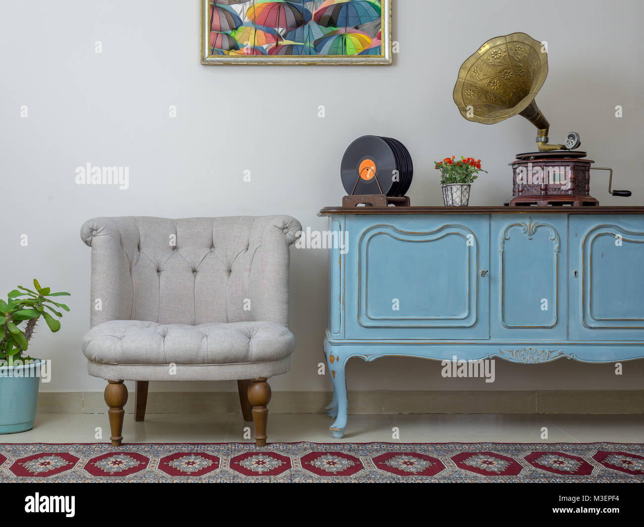 De l'intérieur Vintage Retro vintage, fauteuil blanc bleu clair en bois  bahut, ancien phonographe gramophone) et vinyles sur fond de beig Photo  Stock - Alamy