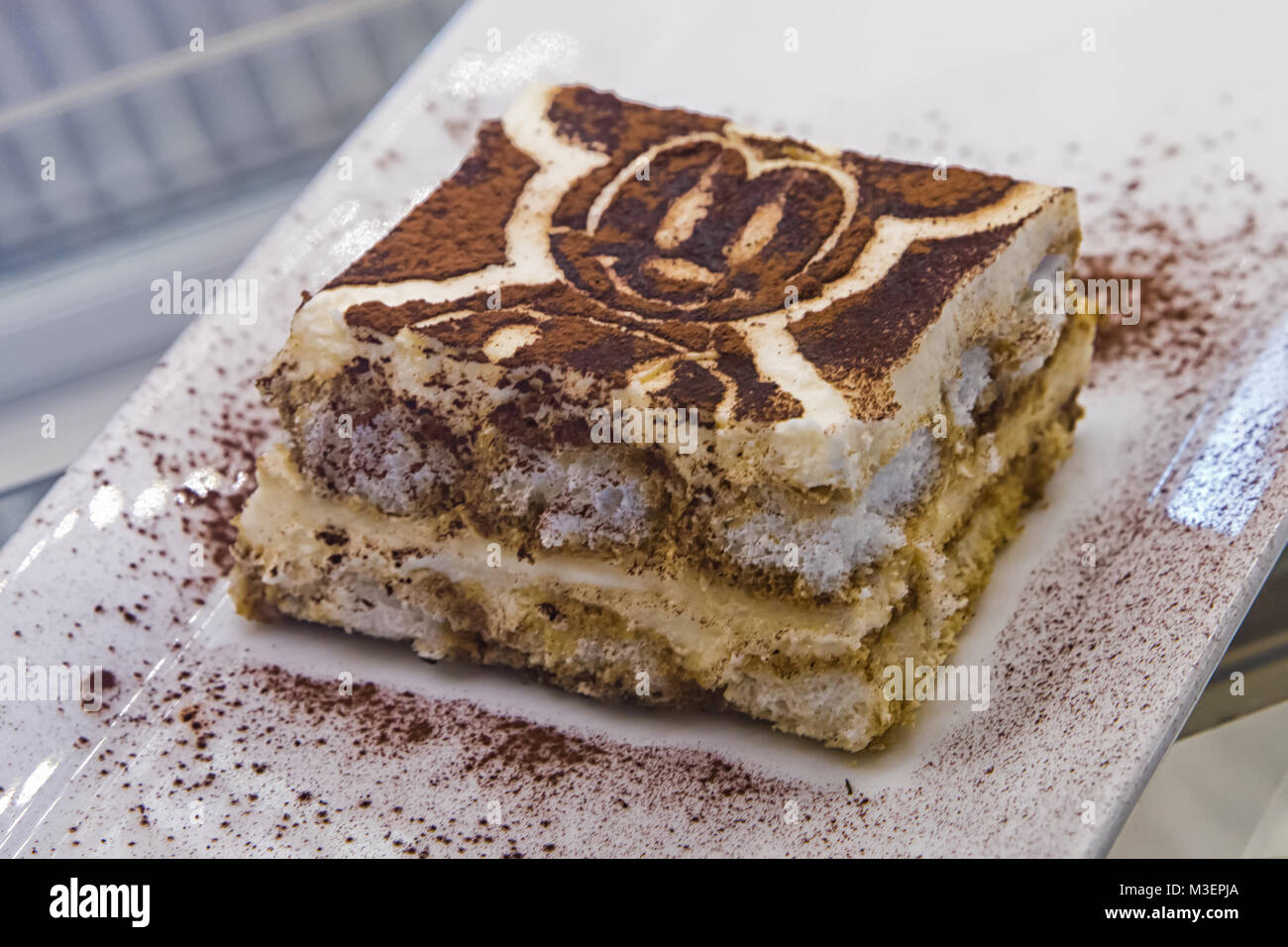 Gateau Carre Les Gateaux Au Chocolat Avec Du Sucre En Poudre Sur Une Plaque De Metal Selective Focus Photo Stock Alamy