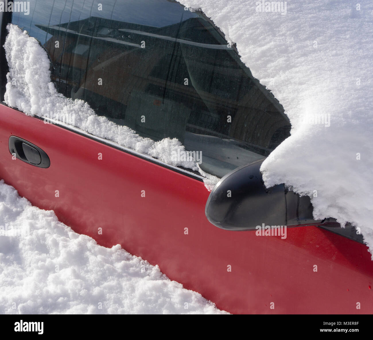 Voiture rouge avec snow Calgary Alberta Canada Banque D'Images