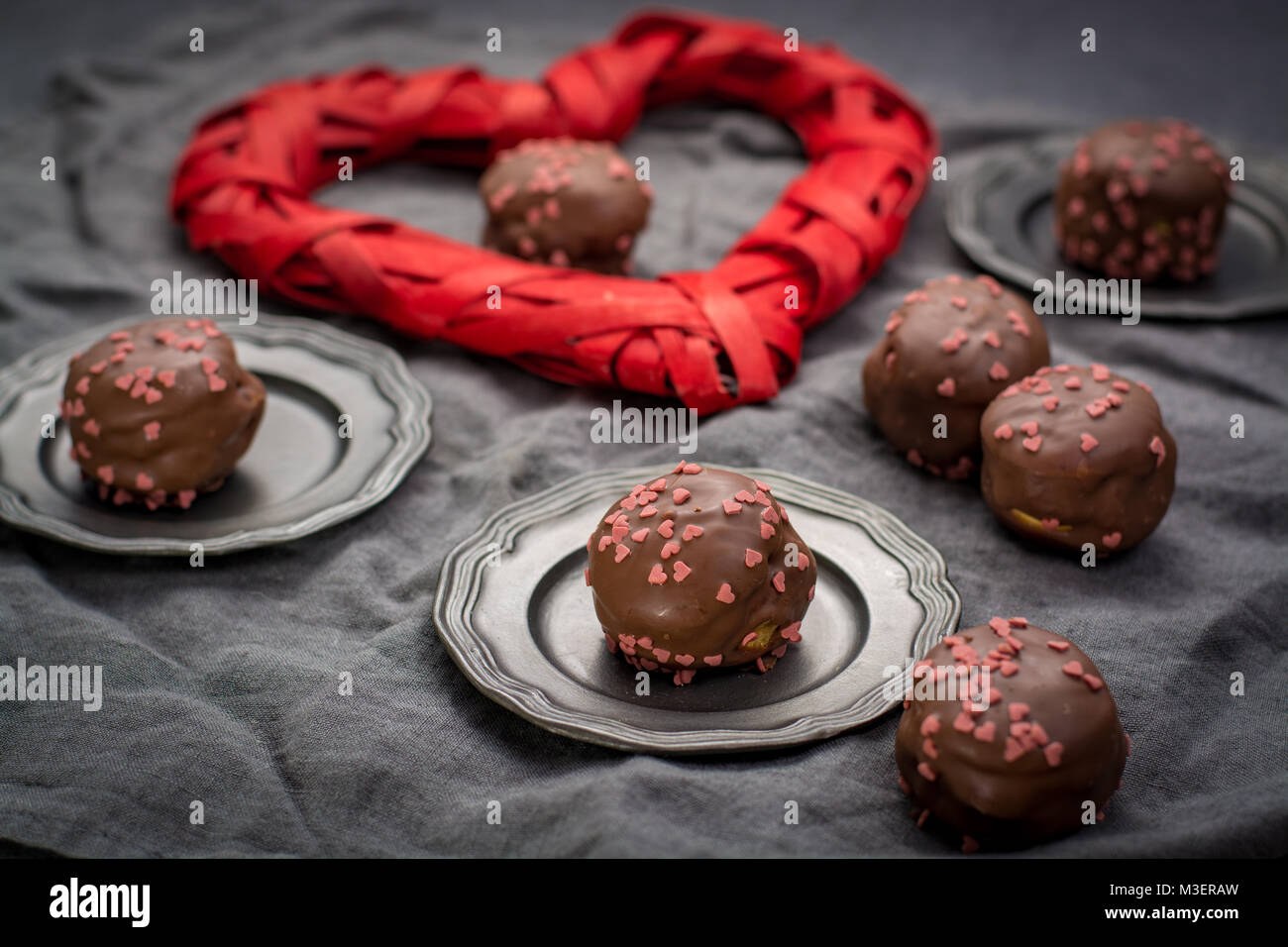 Valentine's Day concept, profiteroles au chocolat avec des coeurs roses, des gâteaux farcis, romantique, événement spécial désert sucré avec coeur rouge Banque D'Images