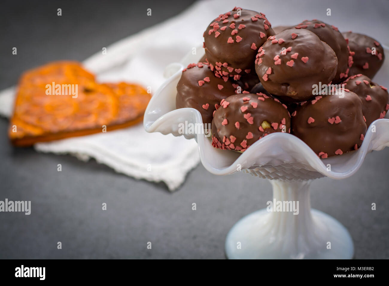 Valentine's Day concept, profiteroles au chocolat avec des coeurs roses, des gâteaux farcis, romantique, événement spécial désert sucré Banque D'Images