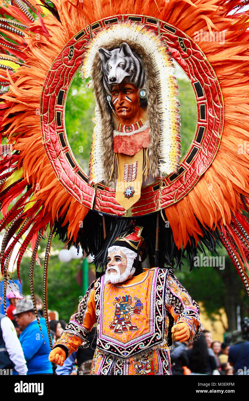 Scène du carnaval, un Mexicain Huehue danseur vêtu d'un costume folklorique traditionnel mexicain avec une big plume et masque en bois riche en couleur Banque D'Images