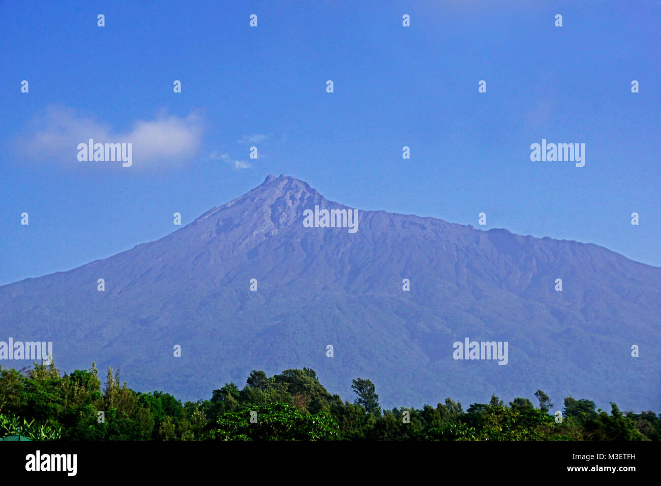 Le Mont Meru, deuxième plus haut sommet de Tanzanie. Banque D'Images