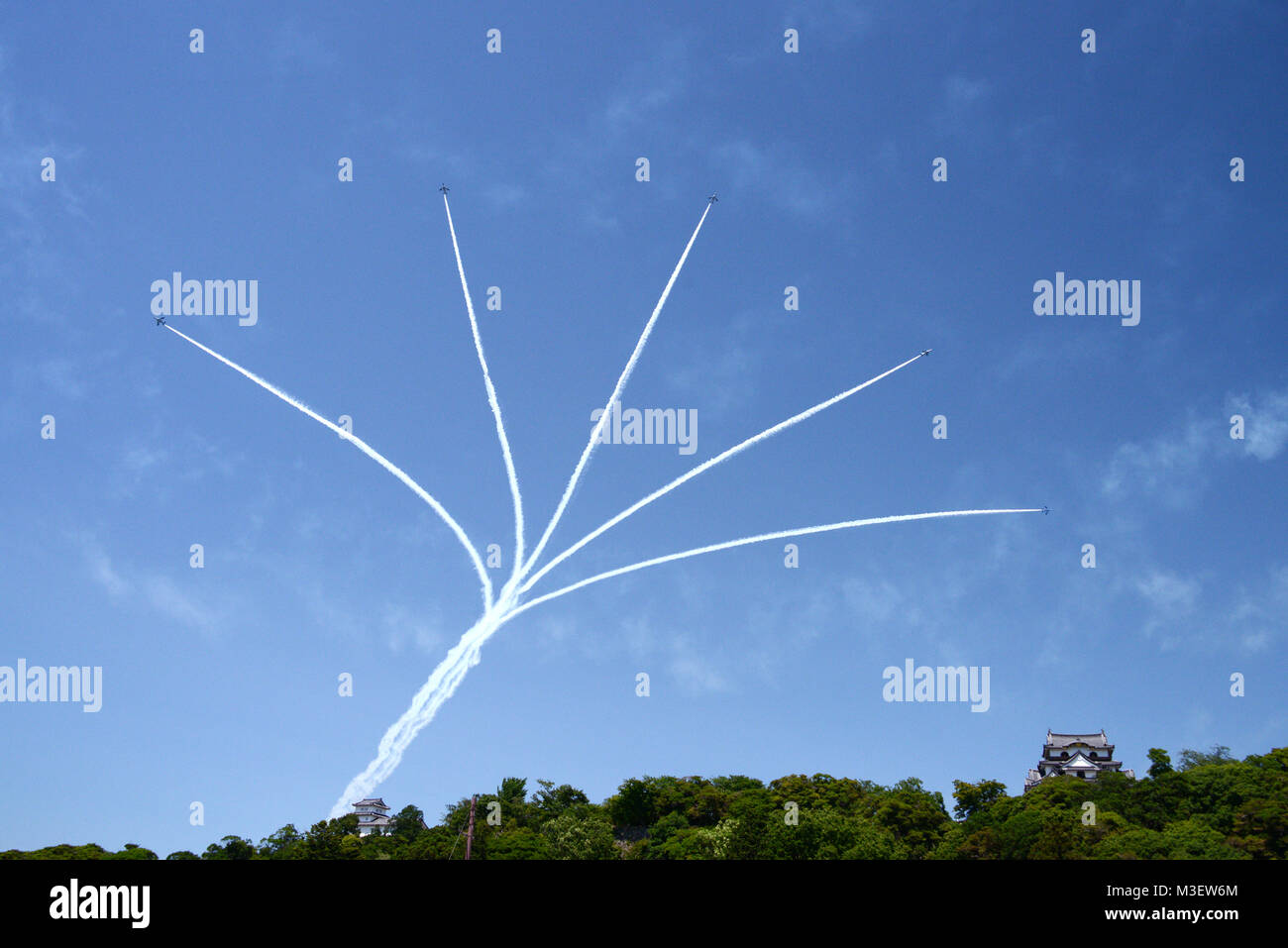 Vol en formation de l'équipe de voltige de l'armée de l'air du blue-impulsion du japon Banque D'Images