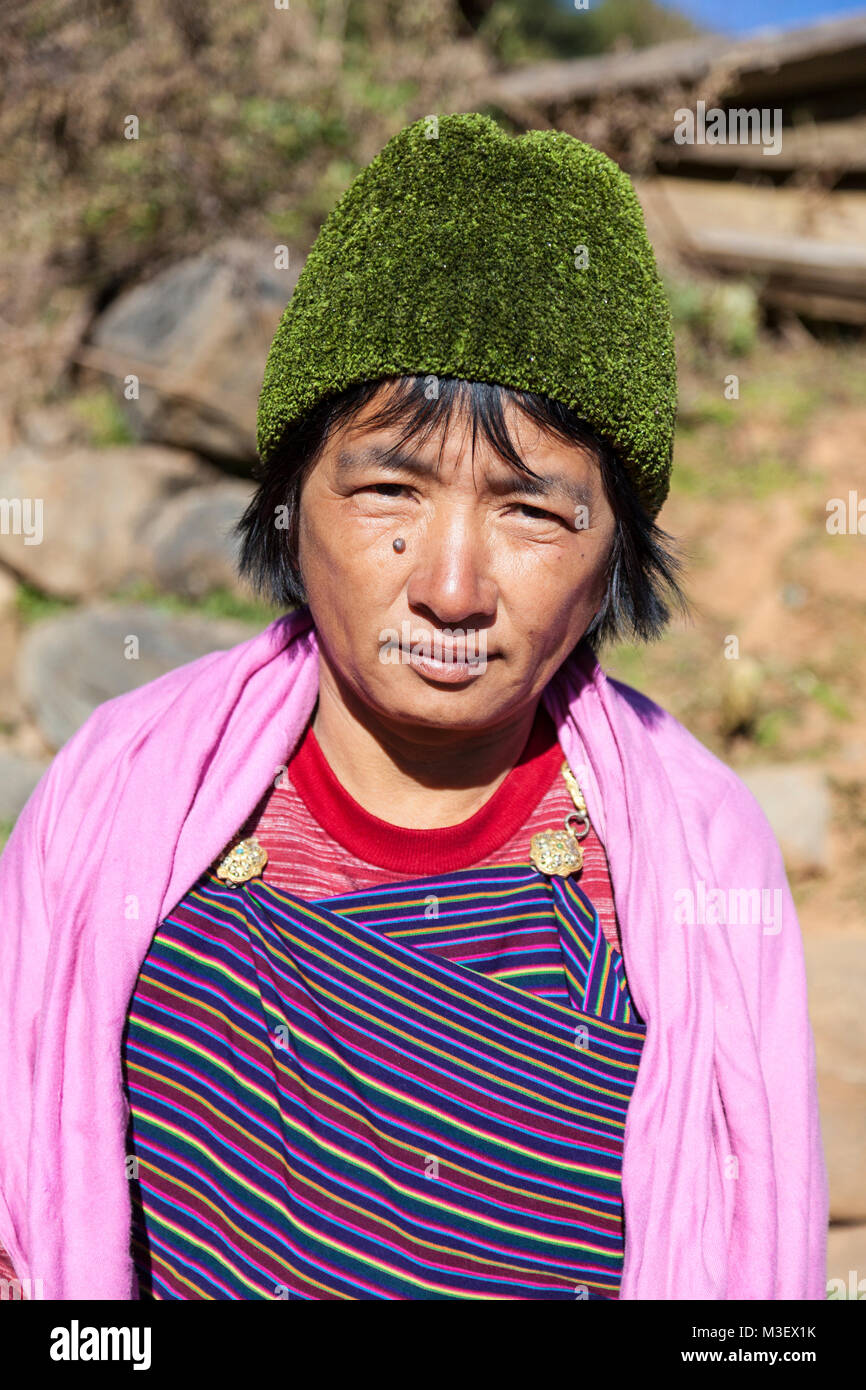 Le Bhoutan, Phobjikha. Femme Bhoutanais d'âge moyen. Banque D'Images