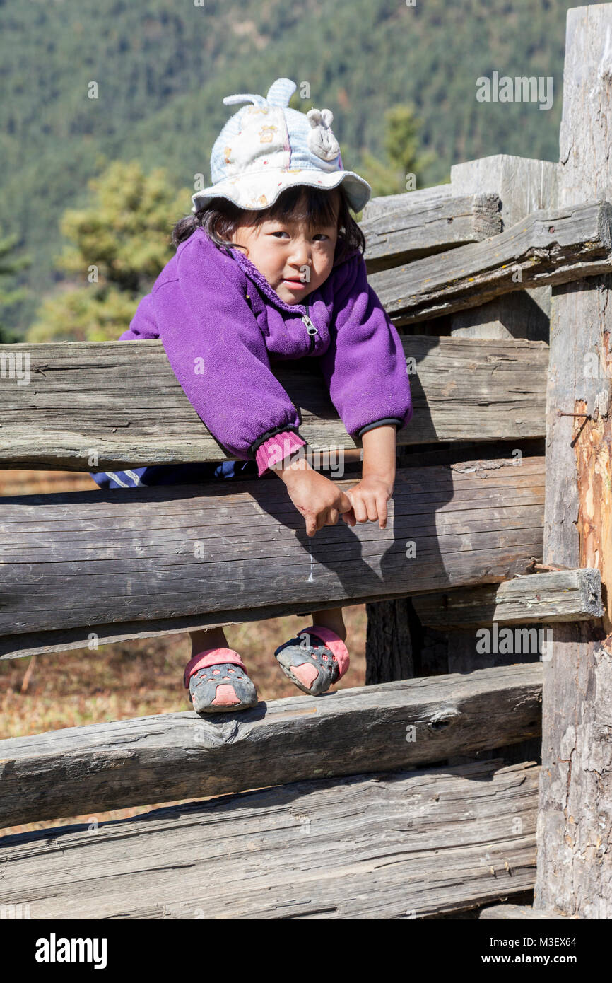 Le Bhoutan, Phobjikha. Jeune fille bhoutanais. Banque D'Images