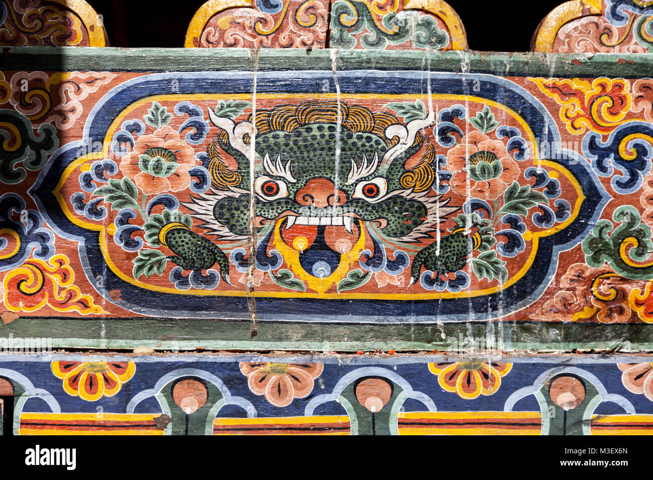 Le Bhoutan, Phobjikha. Gangte Goemba (monastère), décoration Dragon mythique. Banque D'Images