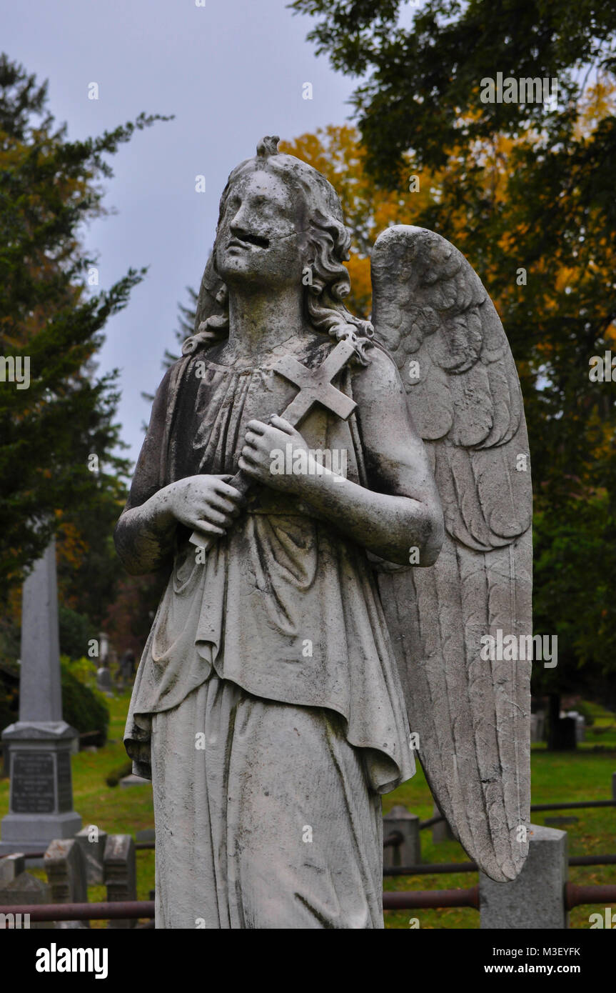 Statue Angel dans un cimetière catholique Banque D'Images