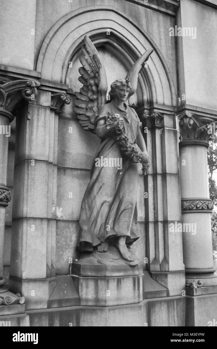 Statue Angel dans un cimetière catholique Banque D'Images