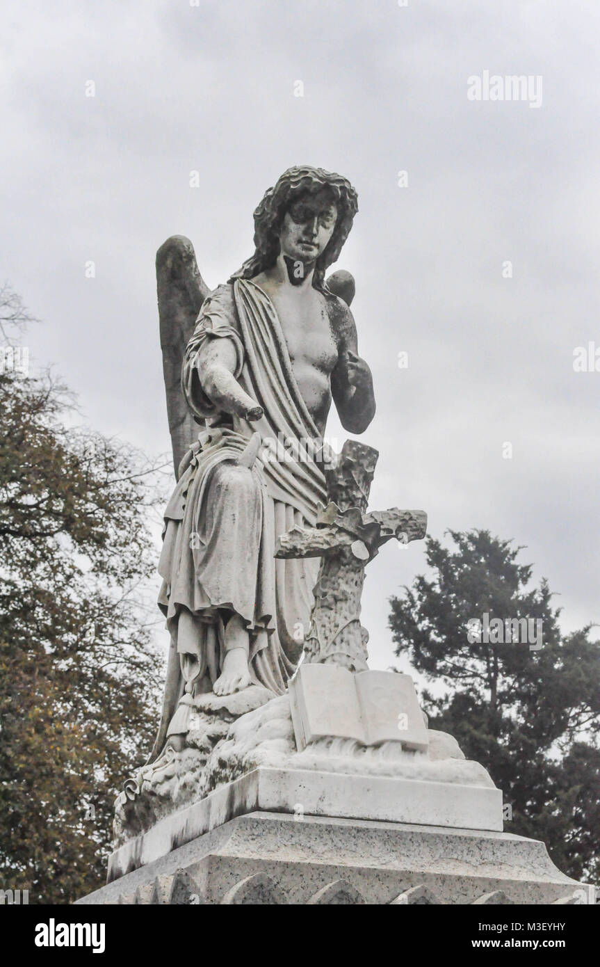 Statue Angel dans un cimetière catholique Banque D'Images