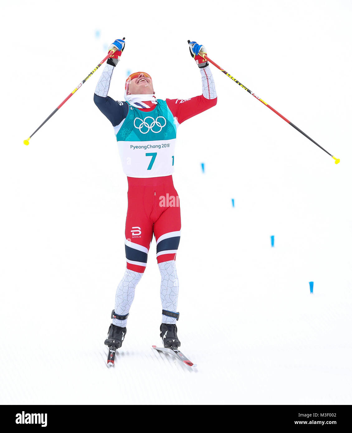 La Norvège Simen Hegstad Krueger célèbre sa victoire dans la mens 15km  + 15km Skiathlon à l'Alpensia Ski Centre au cours de la deuxième journée de l'occasion des Jeux Olympiques d'hiver 2018 de PyeongChang en Corée du Sud. Banque D'Images
