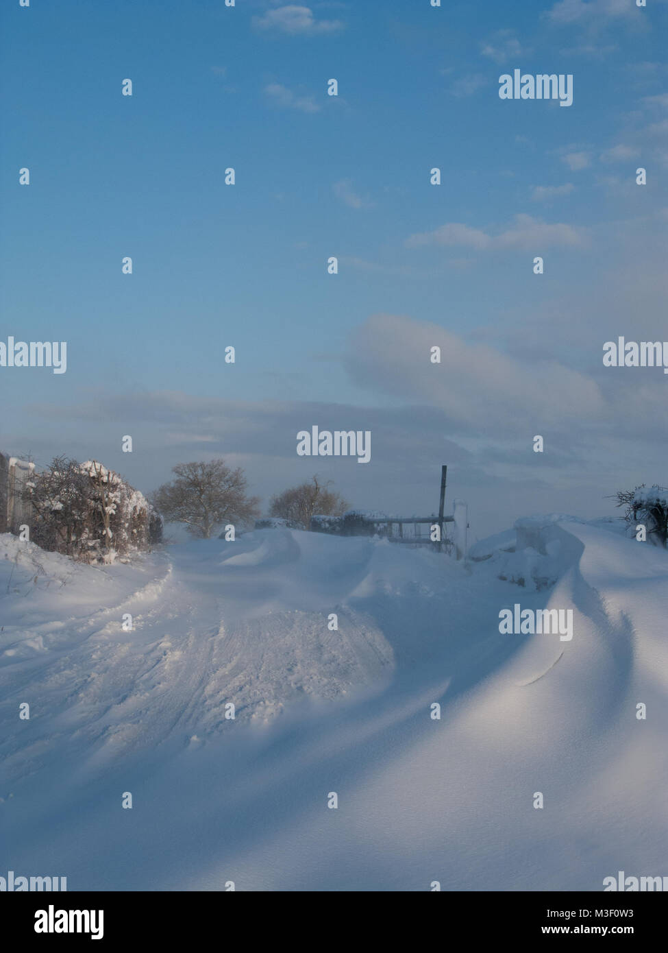 La grandeur d'un pays de neige en route en hiver 2010 Woldingham Banque D'Images