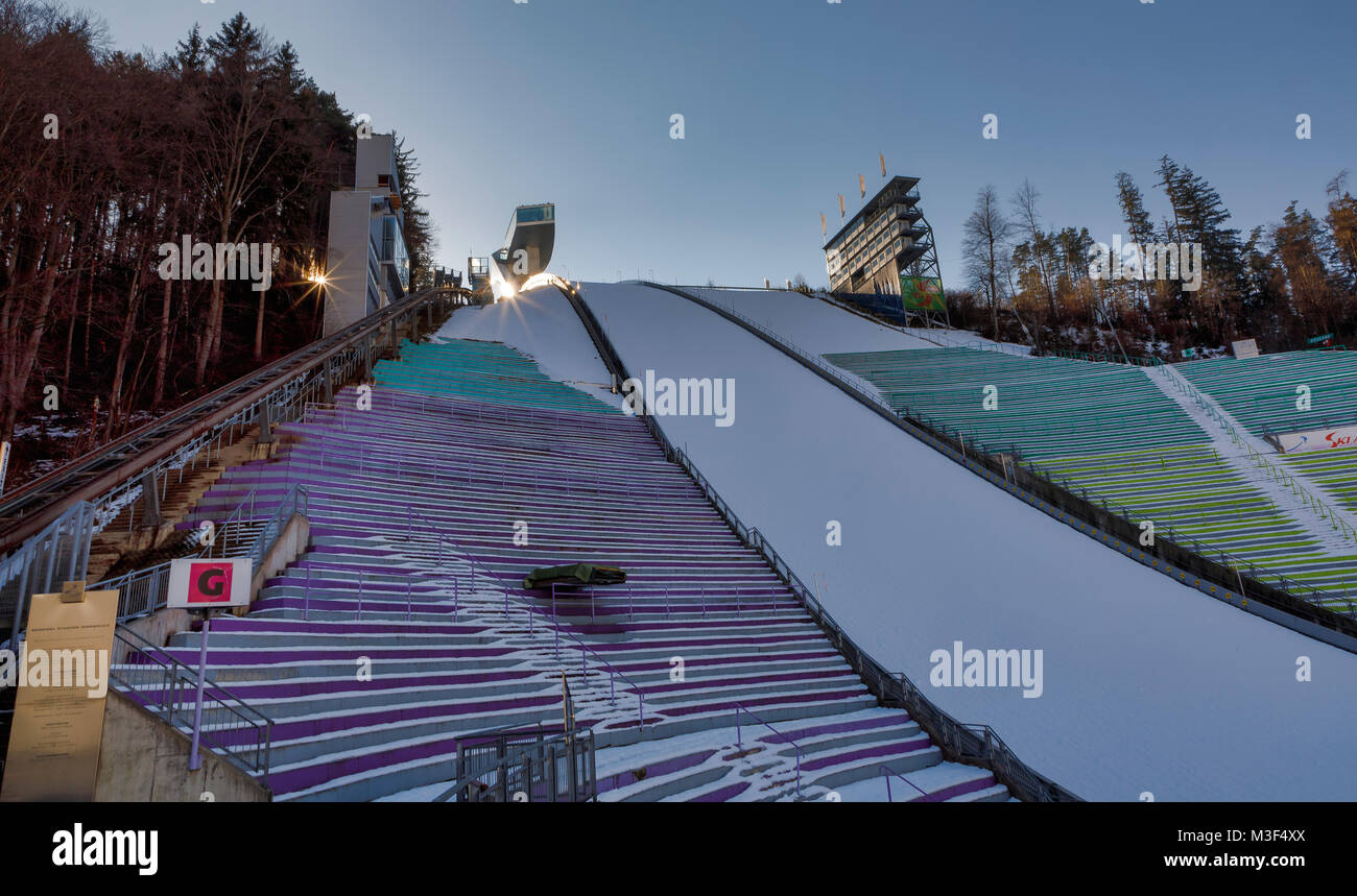 INNSBRUCK, Autriche - 27 janvier : (NOTE DU RÉDACTEUR : la latitude d'exposition de cette image a été numériquement augmenté.) Le tremplin de Bergisel est vu du stade le 27 janvier 2018 à Innsbruck, en Autriche. Banque D'Images