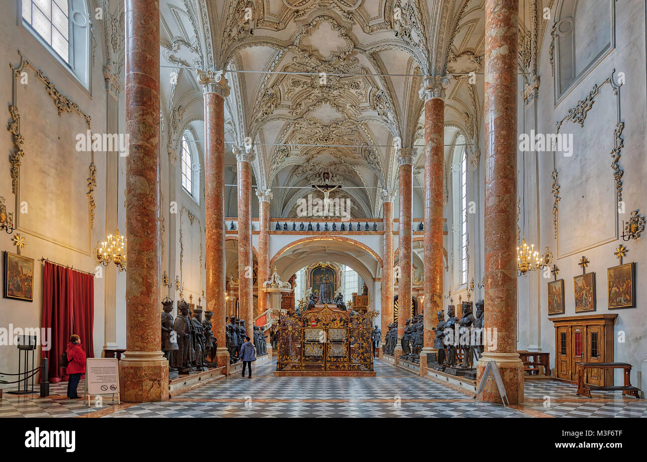 INNSBRUCK, Autriche - 28 janvier : (NOTE DU RÉDACTEUR : Cette image HDR a été numériquement comme composite.) l'Église Hofkirche (Cour) est vu de l'intérieur le 28 janvier 2018 à Innsbruck, en Autriche. L'église de la Cour est aussi connu par les locaux comme Schwarzmander "église" grâce à la vie 28 chiffres en bronze grandeur nature qui montent la garde, veillant sur le tombeau de l'empereur Maximilien I. Banque D'Images