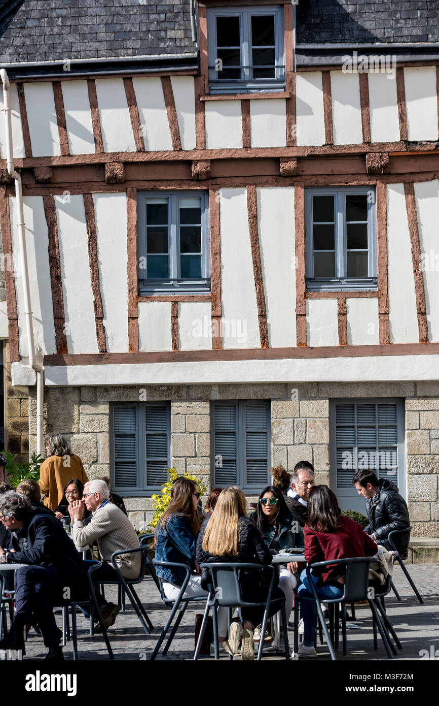 Quimper, Bretagne, Finistère, Frankreich, altes Fachwerkhaus mit Restaurant und Straßencafé Banque D'Images