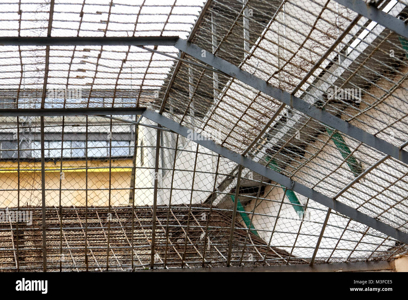 Lattice au-dessus de la zone de marche des prisonniers dans la prison Banque D'Images