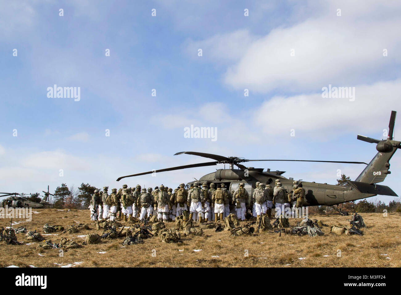 Aviators de la Compagnie C, 2 à 10 voies de bataillon d'hélicoptères de l'aviation de combat,10e Brigade, 10e Division de Montagne (LI) de procéder à un exposé sur les mesures de sécurité avant une formation d'assaut aérien et l'exploitation à Fort Drum, New York, le 2 février. L'air assault opération a duré six jours, avec formation d'aviateurs et de l'exécution du mouvement de l'air avec trois compagnies de soldats du 2e Bataillon, 87e Régiment d'infanterie, 2e Brigade Combat Team, 10ème -Mountain Division (LI). (U.S. Army Banque D'Images