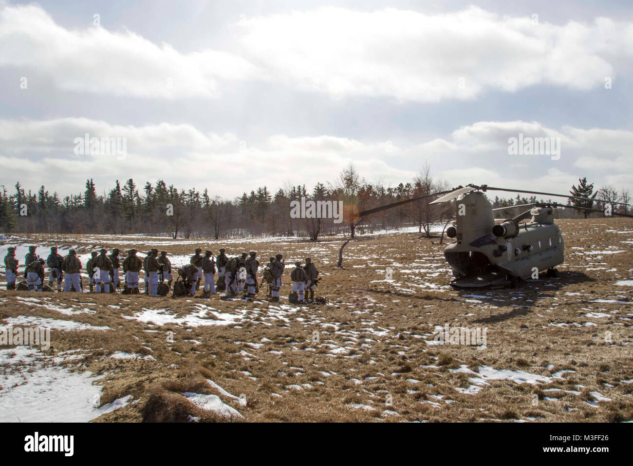 Ligne de soldats prêts à bord d'un hélicoptère CH-47 Chinook de la Compagnie B, 3-10 Soutien général Aviation Battalion, 10e Brigade d'aviation de combat, 10e division de montagne, au cours d'une charge d'air froid sur les voies de formation à Fort Drum, New York, le 2 février. L'air assault opération a duré six jours, avec formation d'aviateurs et de l'exécution du mouvement de l'air avec trois compagnies de soldats du 2e Bataillon, 87e Régiment d'infanterie, 2e Brigade Combat Team, 10ème -Mountain Division (LI). (U.S. Army Banque D'Images