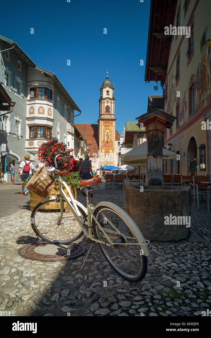 White vintage bicycle avec panier sur Obermarkt rue pavée en pierre dans la vieille ville allemande de Mittenwald Banque D'Images