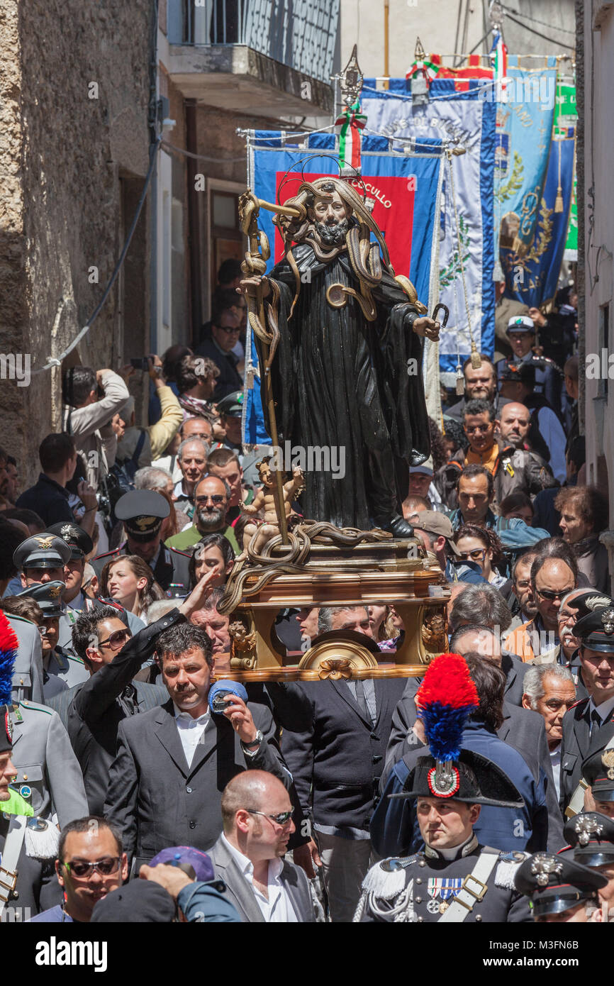 La procession a lieu dans les ruelles étroites de Cocullo pleine de fidèles. La statue de San Domenico est suivie de gonfalons. Abruzzes, Italie, Banque D'Images