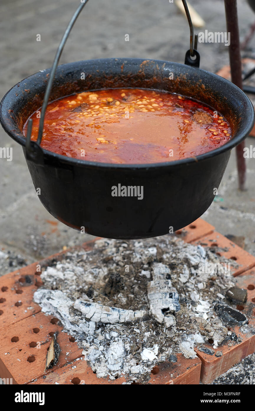 Goulasch haricots cuisson dans un chaudron sur feu ouvert Banque D'Images