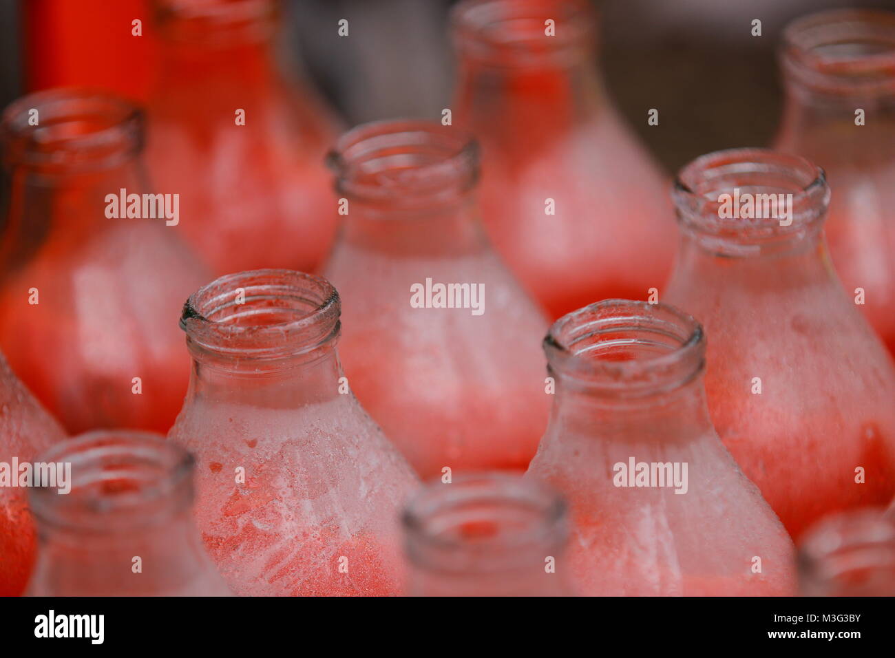 Une caisse de bouteilles de lait traditionnel vide Banque D'Images