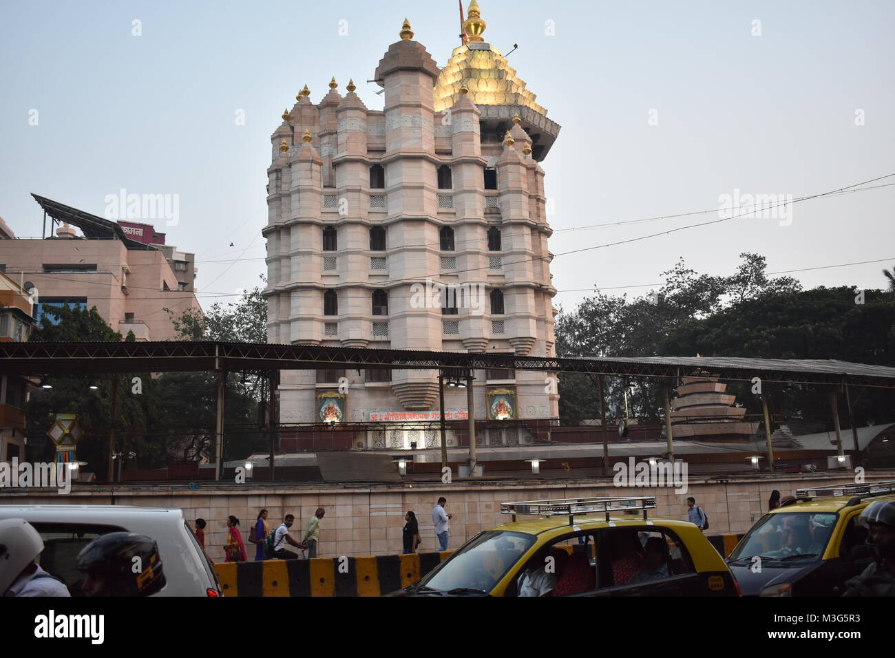 Le Shree Siddhivinayak Ganapati Mandir est un temple dédié au dieu hindou Shri Ganesh. Il est situé à Prabhadevi, Mumbai, Maharashtra. Banque D'Images