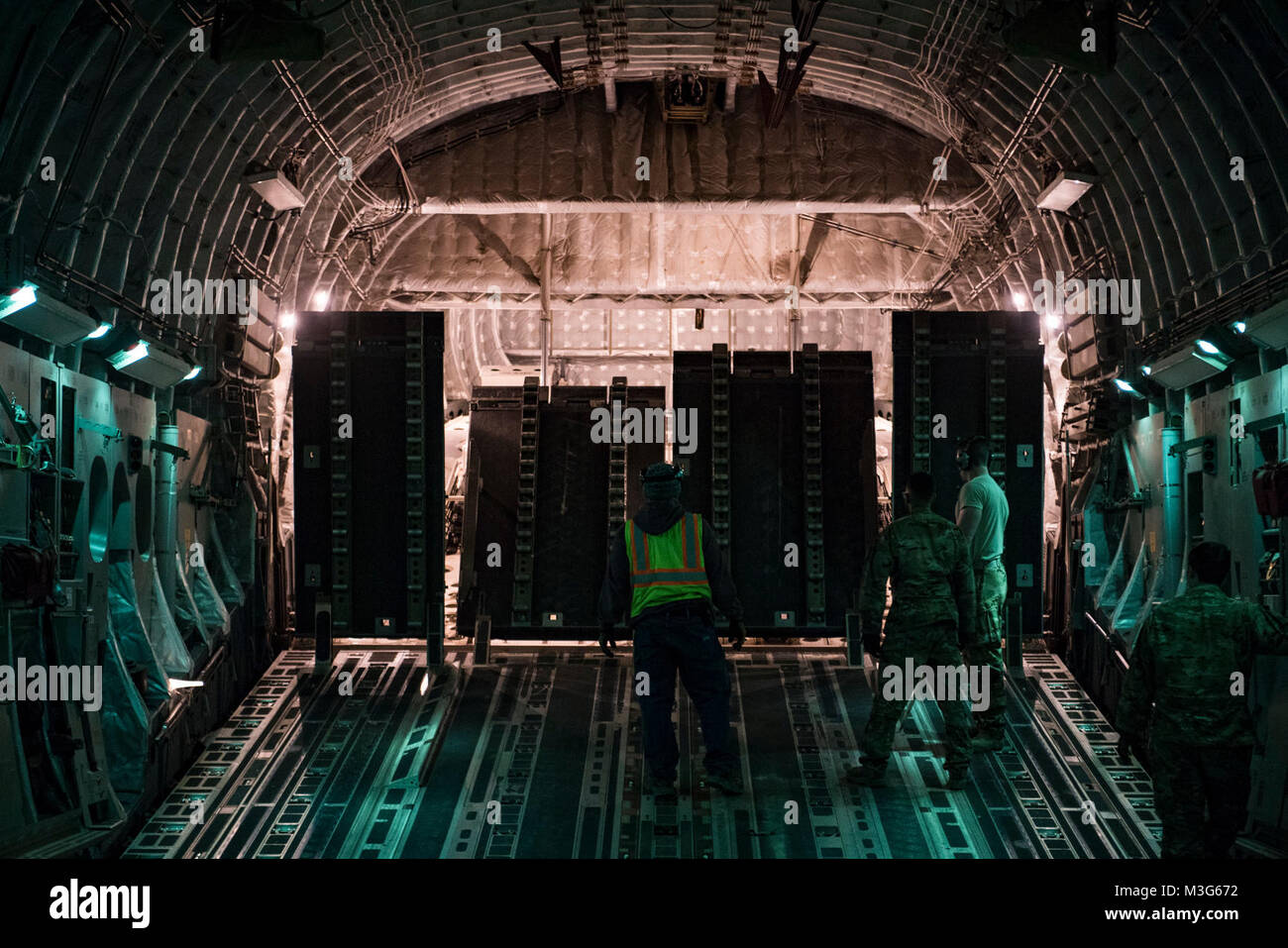 U.S. Air Force C-17 Globemaster III, arrimeurs affectés à la 816th Escadron de transport aérien expéditionnaire, travailler avec les membres de l'équipe de transport aérien afin de préparer la baie de chargement pour le chargement à la base d'opérations avancée procédures Dwyer, le 25 janvier 2018. Les arrimeurs sont responsables d'assurer la sécurité et la sécurité de tous les passagers et de fret sur l'appareil pour offrir une capacité de transport aérien stratégique rapide dans tout le commandement central des États-Unis. (U.S. Air Force Banque D'Images