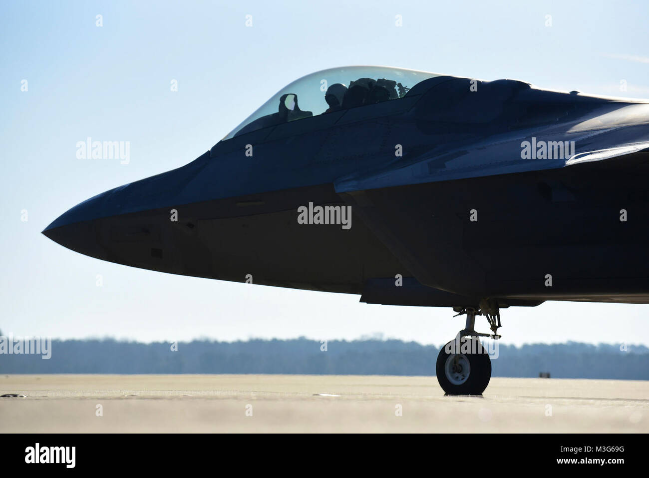 Un F-22 Raptor de l'Air Combat Command F-22 de l'équipe de démonstration à Langley Air Force Base, Virginie, attend sur la piste avant le roulage, le 26 janvier 2018, à Seymour Johnson Air Force Base, la Caroline du Nord. L'équipe a effectué une démonstration pratique à Seymour Johnson AFB. (U.S. Air Force Banque D'Images