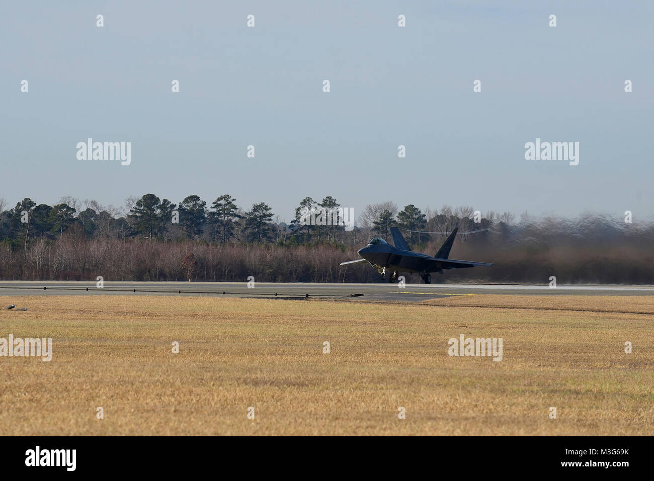 Un F-22 Raptor de l'Air Combat Command F-22 de l'équipe de démonstration à Langley Air Force Base, Virginie, décolle avant d'effectuer une démonstration pratique, le 26 janvier 2018, à Seymour Johnson Air Force Base, la Caroline du Nord. Le F-22 aerodesign avancée, commandes de vol, poussée vectorielle, et de forte poussée/poids fournit la capacité de déjouer tous les aéronefs actuels et prévus. (U.S. Air Force Banque D'Images