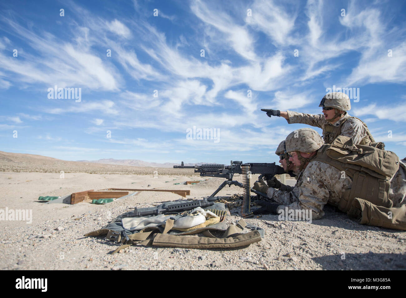Les Marines américains avec Bravo, 2e Batterie de défense aérienne à basse altitude (LAAD) Battalion, le feu d'une mitrailleuse M240B au cours d'une gamme de mitrailleuses au Centre National d'entraînement à Fort Irwin, en Californie, le 27 janvier, 2018. Marines avec 2e LAAD a réalisé une gamme de mitrailleuse pour améliorer les compétences linguistiques à la M240B et M2 de calibre .50. mitrailleuses et d'améliorer la préparation au combat. (U.S. Marine Corps Banque D'Images